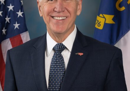 Official portrait of U.S. Senator Thom Tillis (R-NC)